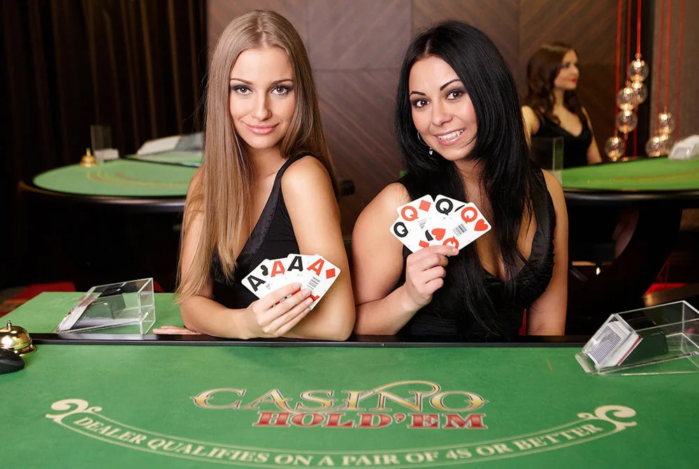 Dealer memandu permainan roulette live di meja kasino