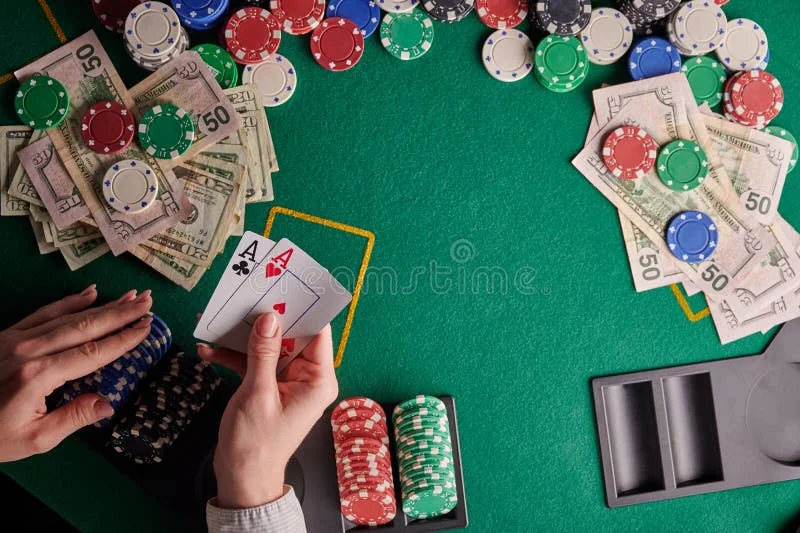 Meja permainan kasino dengan kartu dan chip