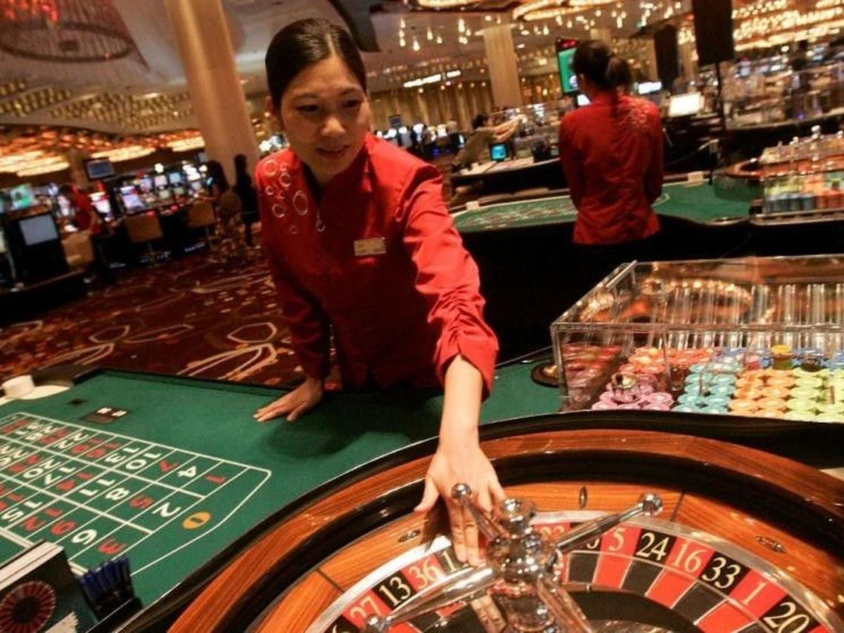 Visual promosi permainan mobile dengan model perempuan